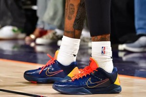 雷速体育app下载-格林穿着Kobe5，得到26分5篮板6助攻1抢断